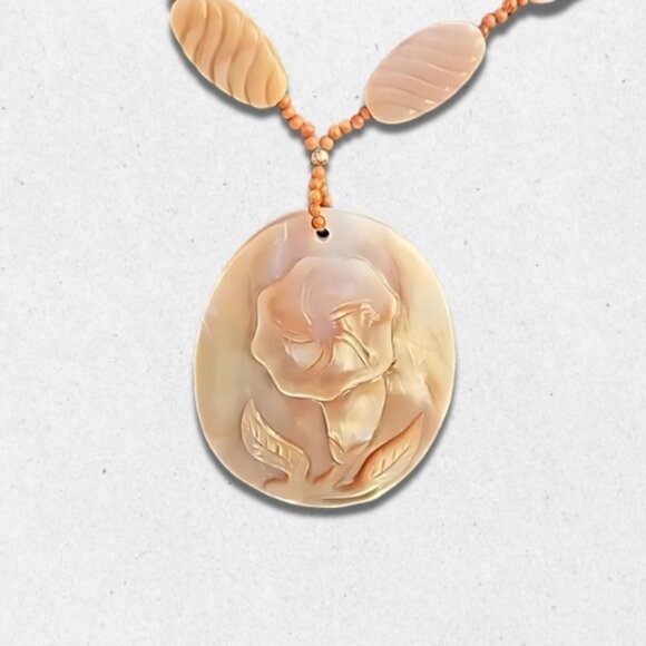 Mother of Pearl Shell Beads Necklace Hand-Carved Flower Pendant White/Beige OS - Picture 2 of 5